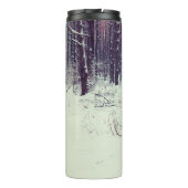 Wintersnowy dennenbos, hond die in het bos loopt thermosbeker (Achterkant)