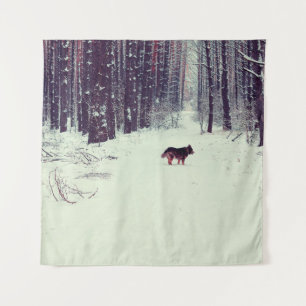 Wintersnowy dennenbos, hond die in het bos loopt wandkleed