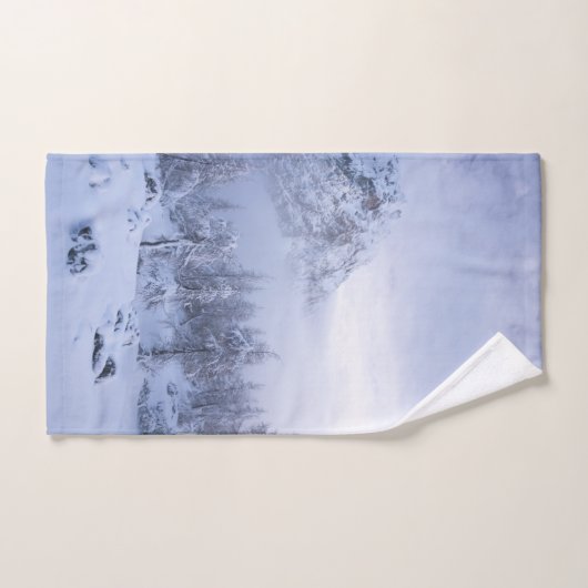 Winterwonderland, mist, sparrenbos en berg bad handdoek (Handdoek)