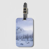 Winterwonderland, mist, sparrenbos en berg bagagelabel (Voorkant (verticaal))