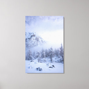 Winterwonderland, mist, sparrenbos en berg canvas afdruk
