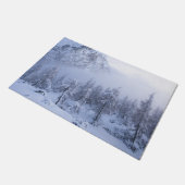 Winterwonderland, mist, sparrenbos en berg deurmat (Schuin)