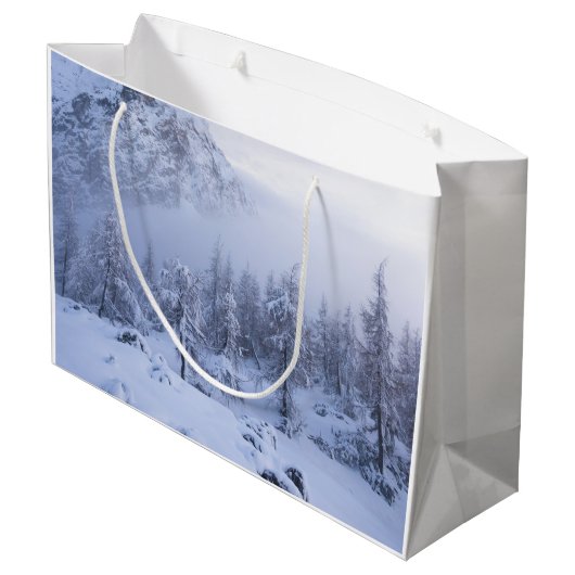 Winterwonderland, mist, sparrenbos en berg groot cadeauzakje (Achterkant Gekanteld)
