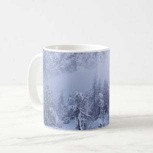 Winterwonderland, mist, sparrenbos en berg koffiemok