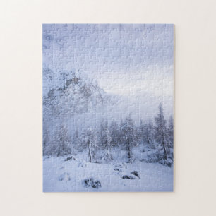 Winterwonderland, mist, sparrenbos en berg legpuzzel