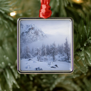 Winterwonderland, mist, sparrenbos en berg metalen ornament