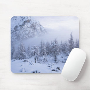Winterwonderland, mist, sparrenbos en berg muismat