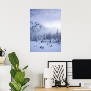 Winterwonderland, mist, sparrenbos en berg poster