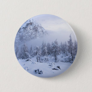 Winterwonderland, mist, sparrenbos en berg ronde button 5,7 cm