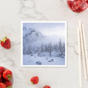 Winterwonderland, mist, sparrenbos en berg servet