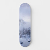 Winterwonderland, mist, sparrenbos en berg skateboard (Voorkant)