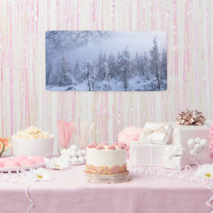 Winterwonderland, mist, sparrenbos en berg spandoek