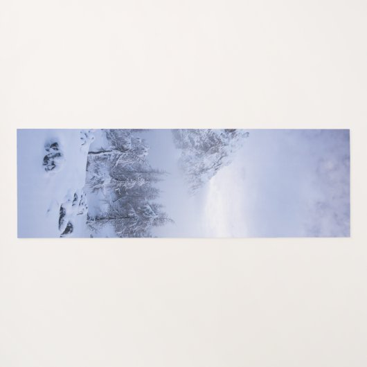 Winterwonderland, mist, sparrenbos en berg yogamat (Achterkant (horizontaal))