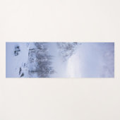 Winterwonderland, mist, sparrenbos en berg yogamat (Voorkant (horizontaal))