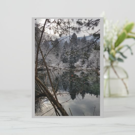 „Winterzauber – Einladung mit verschneitem See Kaart (Staand voorkant)