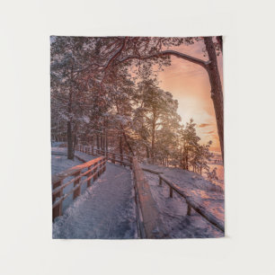 Winterzonsondergang in het dennenbos nabij zee wandkleed