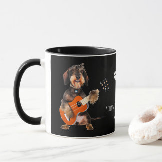 Wirehair Dachshund die Acoustic Guitar speelt Mok