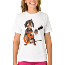 Wirehair Dachshund die Acoustic Guitar speelt