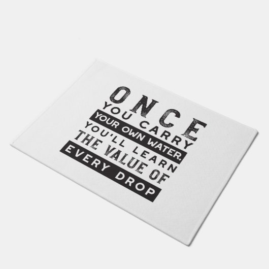 Wisdom Quote Design - waarde van elke druppel Deurmat (Schuin)