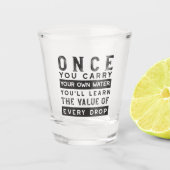 Wisdom Quote Design - waarde van elke druppel Shot Glas (Voorkant)