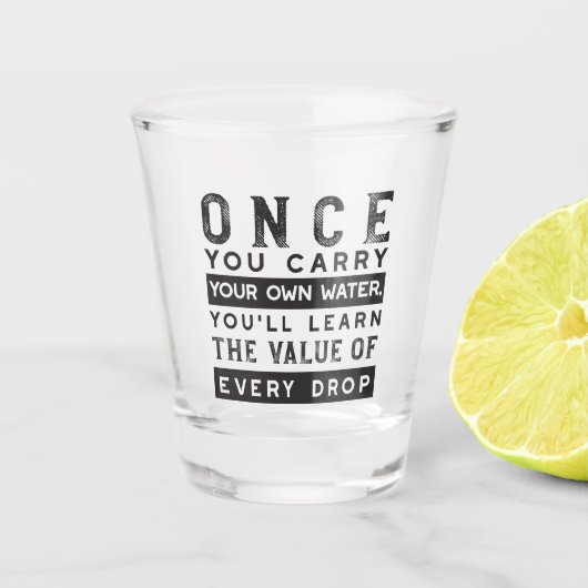 Wisdom Quote Design - waarde van elke druppel Shot Glas (Voorkant)