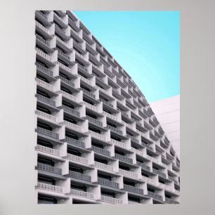 Wit betongebouw met terrassen poster