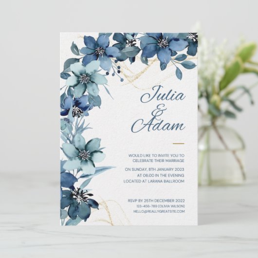 Wit & blauw minimalistische bloem bruiloft uitnodi kaart (Staand voorkant)