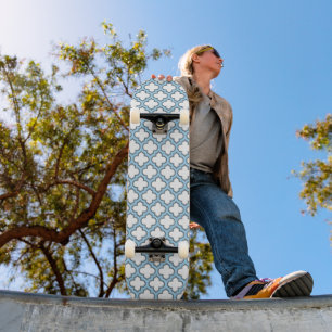 Wit en Baby Blauw Trellis, Lattice, Quatrefoil Skateboard