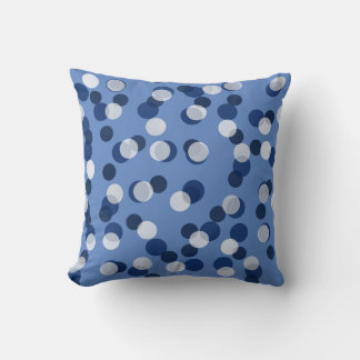wit en blauw stippenpatroon kussen