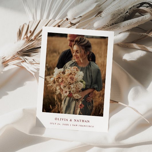 Wit en donkerrode tekst en foto | Trouwen Save The Date