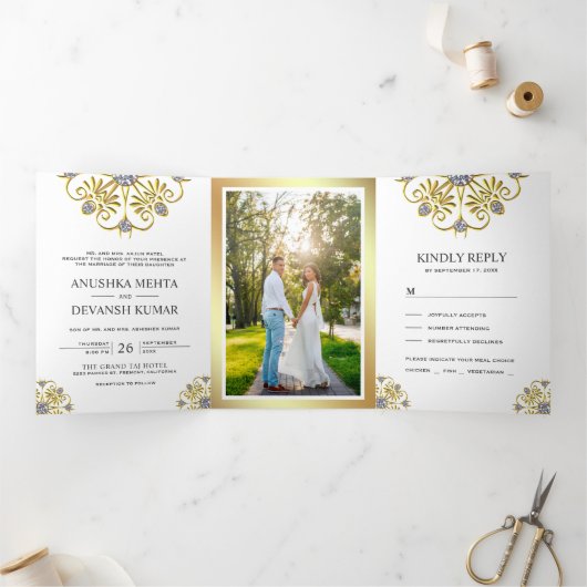 Wit en Goud Traditionele Mandala Indiase bruiloft Drieluik Uitnodiging (Binnen)