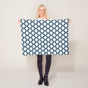 Wit en Navy Blue Trellis, Lattice, Quatrefoil Fleece Deken