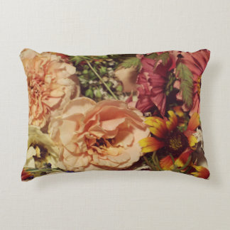 WIT EN PINK PETALED FLOWER BOUQUET CLOSE-UP PHO ACCENT KUSSEN