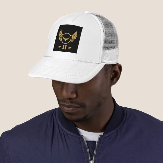 Wit en Wit Aangepaste H Letter Afbeelding Monogram Trucker Pet (In situ)