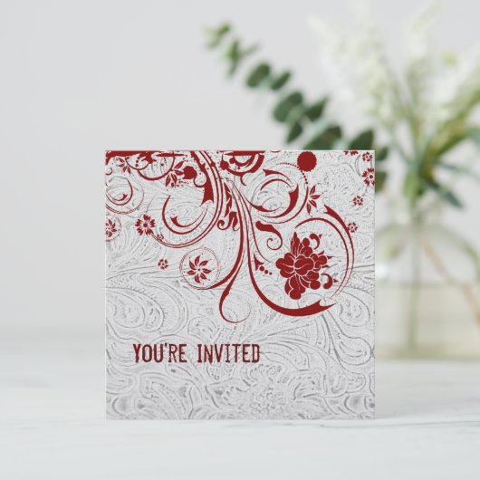 Wit getoold leder en uitnodiging tot rode kant (Staand voorkant)