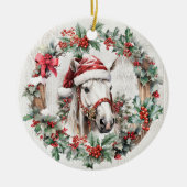 Wit grijs paard Kerstmis holly bessen krans hout Keramisch Ornament (Voorkant)