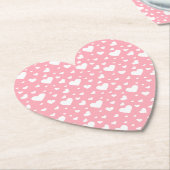 Wit hartpatroon op roze kartonnen onderzetters (Gekanteld)