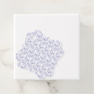 Wit inpakpapier met een subtiel, herhalend deel bedankjes labels