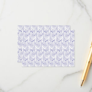 Wit inpakpapier met een subtiel, herhalend deel informatiekaartje