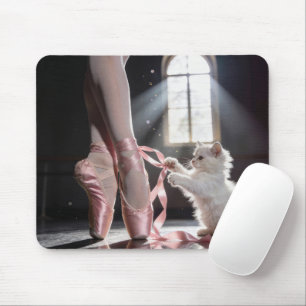 Wit katje dat een ballerina slipper losmaakt muismat