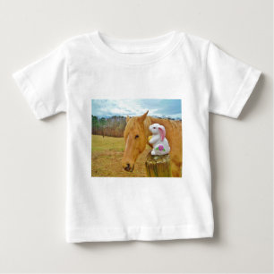 Wit konijn en blond geel paard