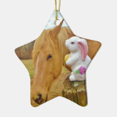 Wit konijn en blond geel paard keramisch ornament (Links)