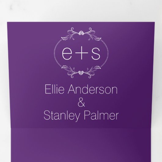 Wit lijst en initialen monogram paarse bruiloft drieluik uitnodiging (Binnenzijde eerst)