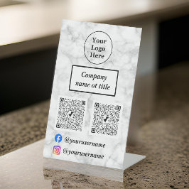 Wit marmer reclamebord met voetstuk