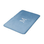 Wit monogram op medium blauw badmat (Gekanteld)