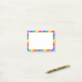 Wit op mooie multikleurige gestreepte post-it® notes (Op bureau)