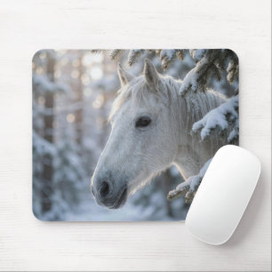 Wit Paard In Besneeuwde Dennenboom Muismat