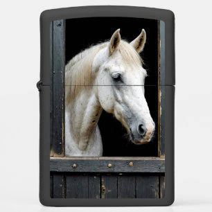 Wit paard in een stabiel raam