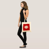 wit Snowflake Monogram op Festive Red Tote Bag (Voorkant (model))