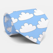 Wit-wolkenmotief. Op blauw. Stropdas (Opgerold)